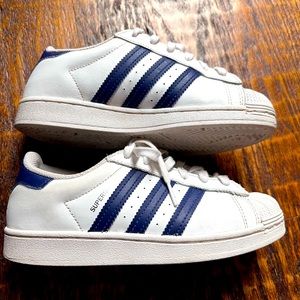 Original Adidas Superstart Sneaker. Size Kid-2. Barely used. 
35$